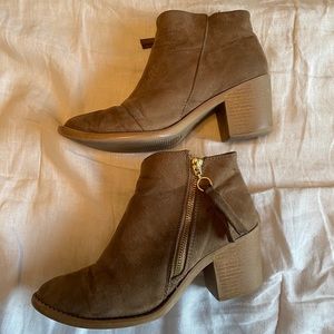 Zip booties